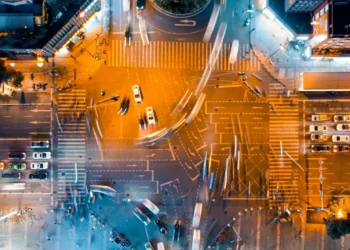 Heftigt vejkryds set fra oven som et udtryk for autonomi.