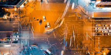 Heftigt vejkryds set fra oven som et udtryk for autonomi.