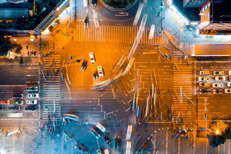 Heftigt vejkryds set fra oven som et udtryk for autonomi.