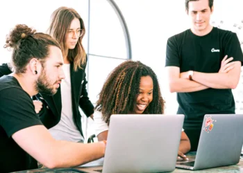 Her et team af studerende som del af reflekterende teams