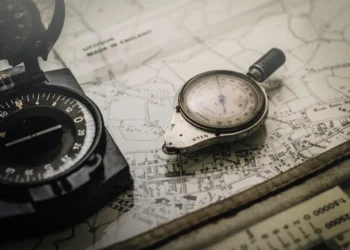 Kompas oven på søkort som udtryk for værdier.