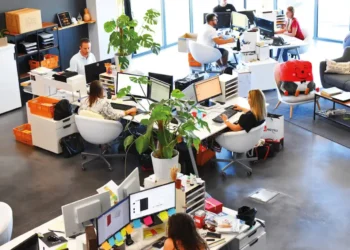 Kontorlandskab set fra oven i arbejdsmiljø