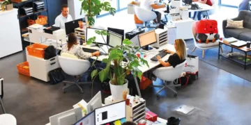 Kontorlandskab set fra oven i arbejdsmiljø