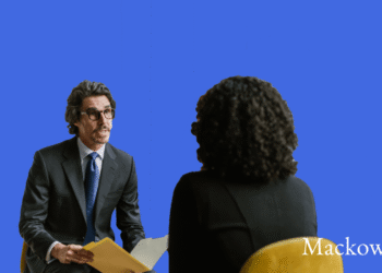 Kvinde bliver interviewet af mand i forberedelse til jobsamtale