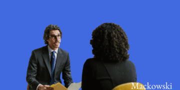 Kvinde bliver interviewet af mand i forberedelse til jobsamtale