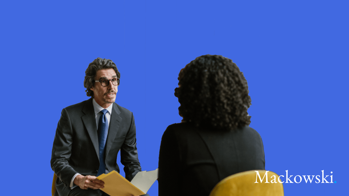 Kvinde bliver interviewet af mand i forberedelse til jobsamtale