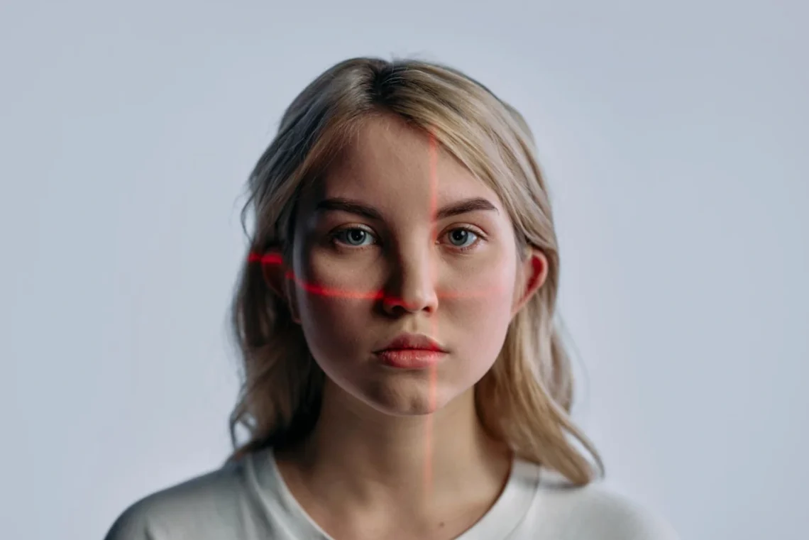 Kvinde med lasersigte kryds i hovedet som passiv aggressiv.