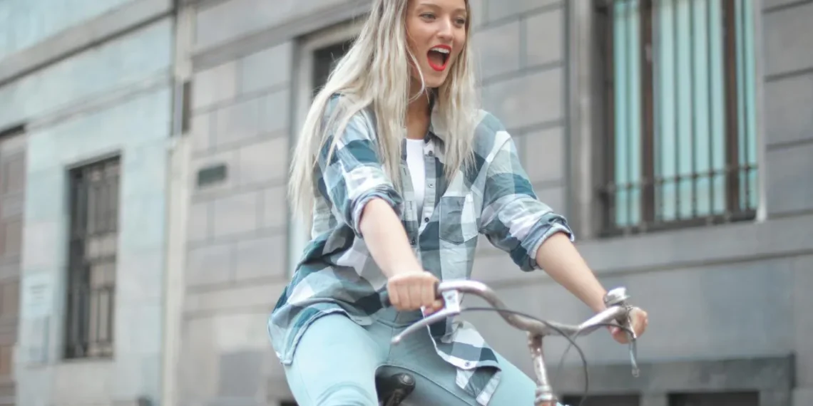 Kvinde på cykel første gang som udtryk for erfaring.