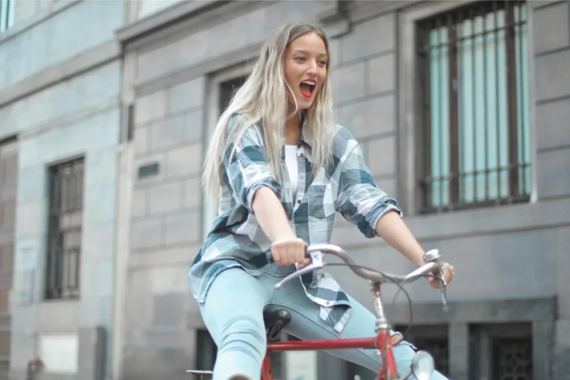 Kvinde på cykel første gang som udtryk for erfaring.
