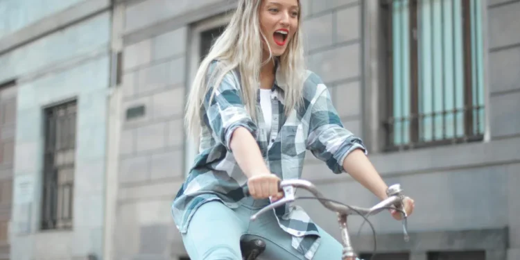Kvinde på cykel første gang som udtryk for erfaring.