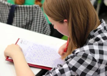 Kvinde skriver huskeseddel til jobsamtale i rekruttering.