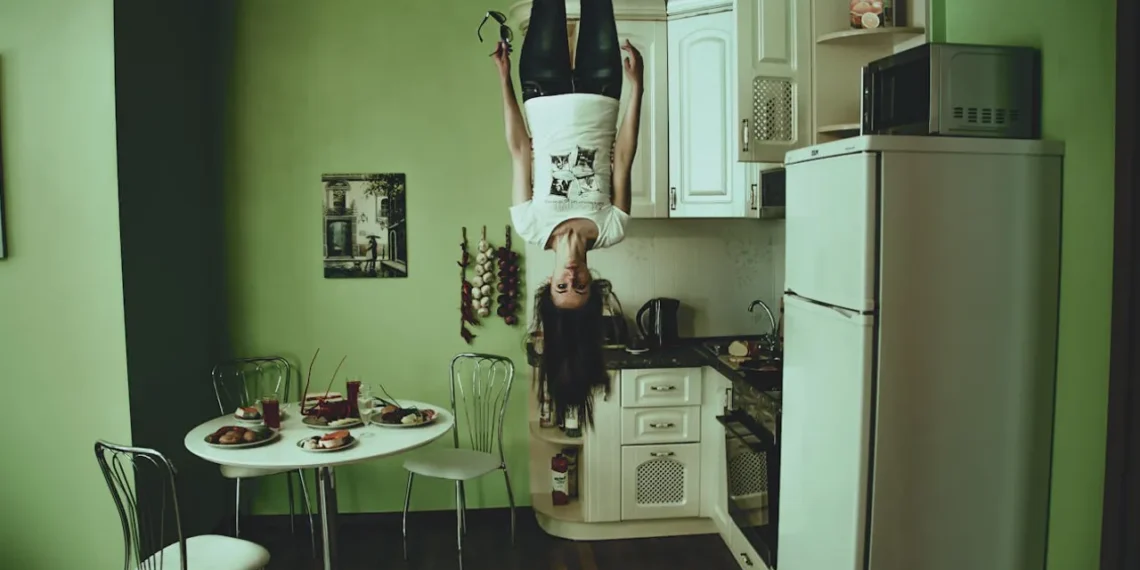 Kvinde står på loftet med hovedet nedad som behov for krisekommunikation.