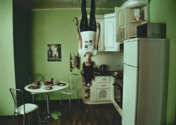 Kvinde står på loftet med hovedet nedad som behov for krisekommunikation.