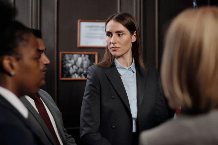 Kvindelig forhandler kigger intenst på sælger i forhandlingsteknik.