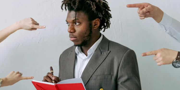 Leder peges på af 4 fingre som mangel på ledertrivsel.