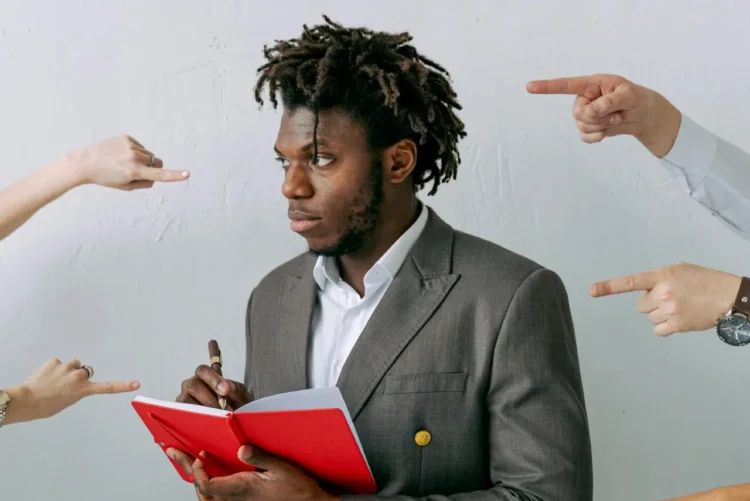 Leder peges på af 4 fingre som mangel på ledertrivsel.