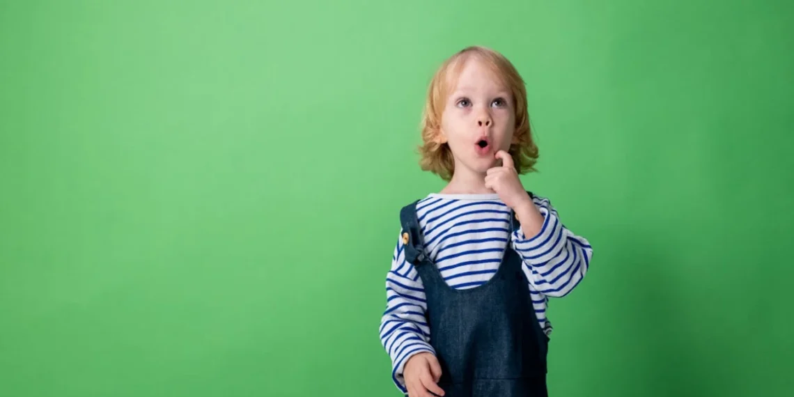 Lille dreng i smækbukser som udtryk for at være naiv