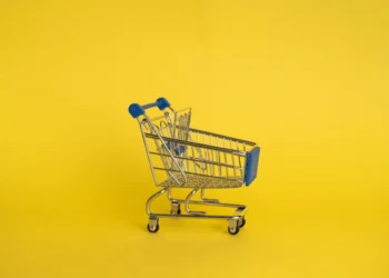 Lille indkøbsvogn på gul baggrund som i prissætning