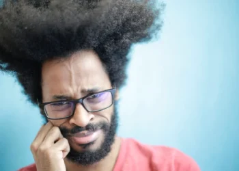 Mand med kæmpe mikrofonhår er tydeligt i et følelsesmæssigt dilemma