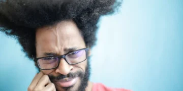 Mand med kæmpe mikrofonhår er tydeligt i et følelsesmæssigt dilemma