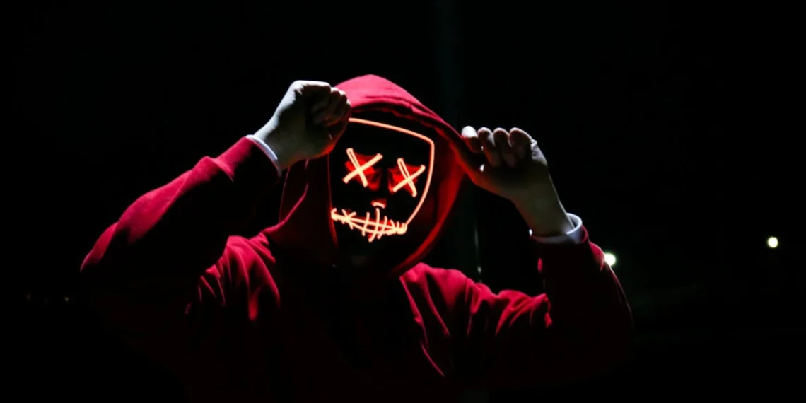 Mand med uhyggelig maske som udtryk for dark empaths