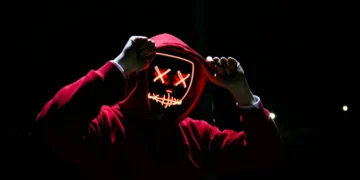 Mand med uhyggelig maske som udtryk for dark empaths