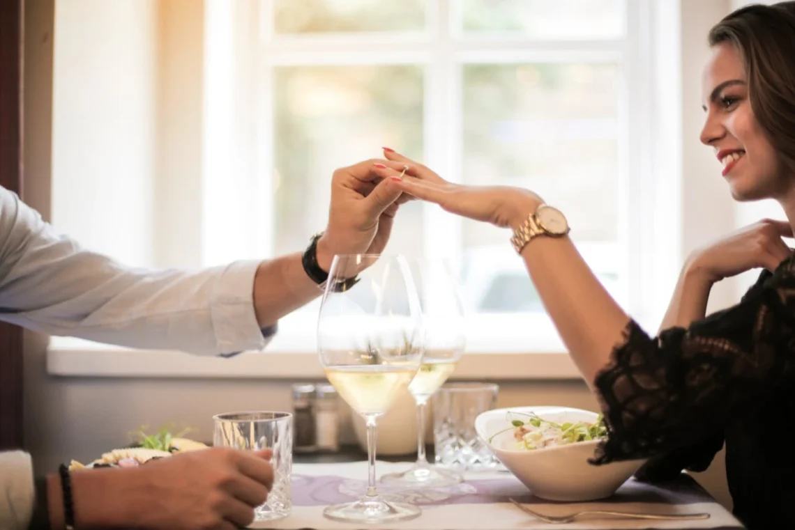 Mand sætter ring på kærestes finger som i commitment.