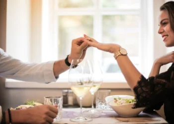 Mand sætter ring på kærestes finger som i commitment.