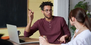 Mand sidder med gode spørgsmål og snakker med kvinde