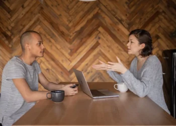 Mand sidder overfor kvindelig interviewer til jobsamtale.