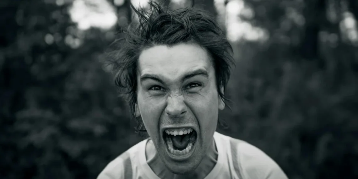 Mand skriger højt og har temperament.