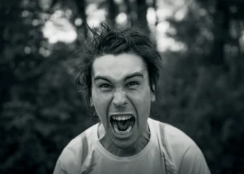 Mand skriger højt og har temperament.