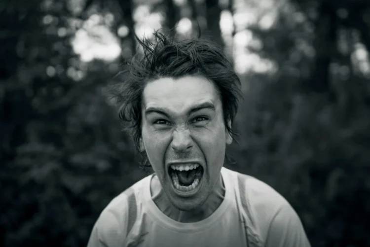 Mand skriger højt og har temperament.