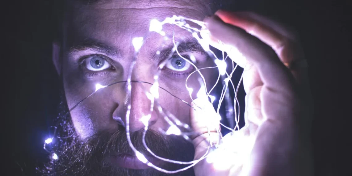 Mand står med lysende hånd som udtryk for intuition.