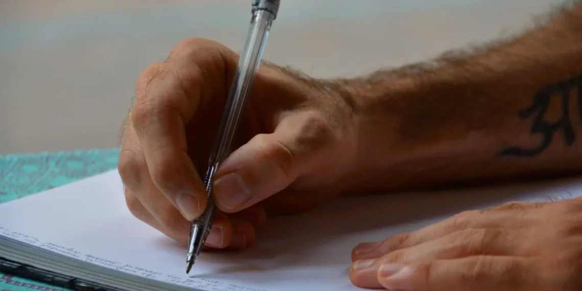 Mandehånd skriver som i forberedelse til jobsamtale.