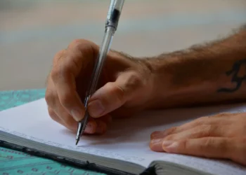 Mandehånd skriver som i forberedelse til jobsamtale.