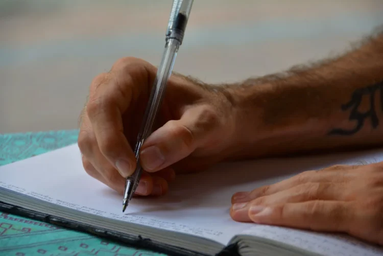 Mandehånd skriver som i forberedelse til jobsamtale.