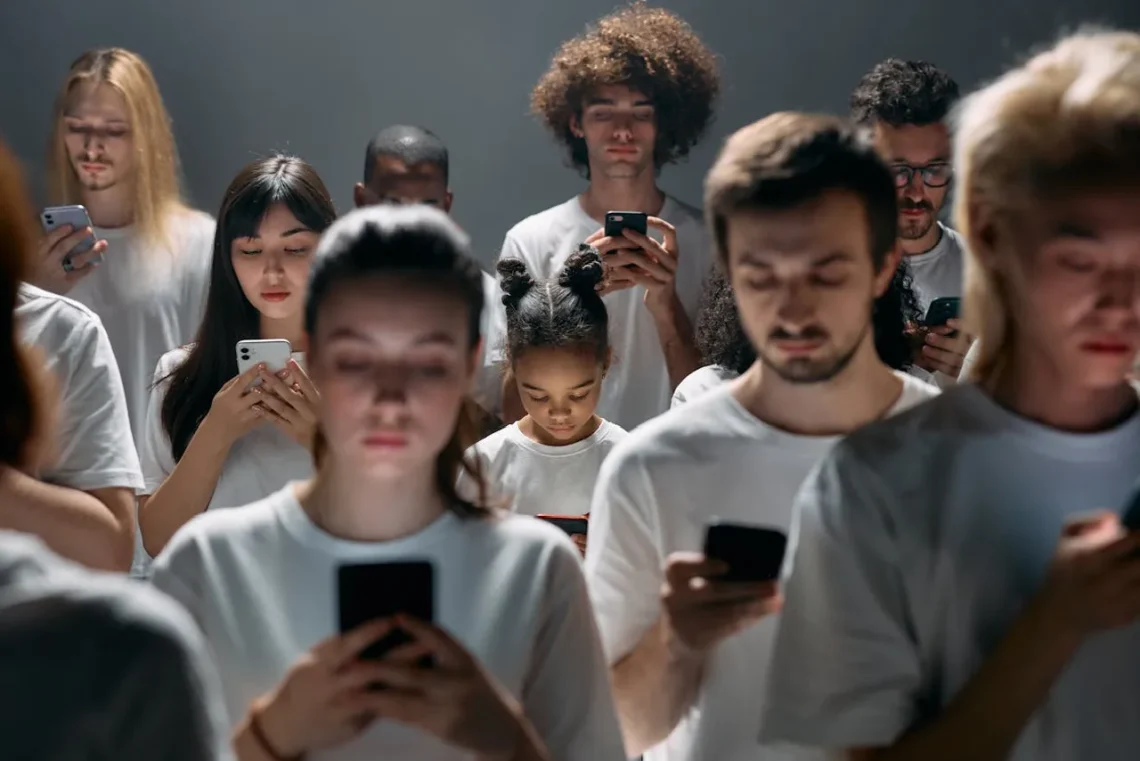Mennesker i rækker ser i deres telefoner som det modsatte af empati