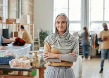 Muslimsk klædt pige som udtryk for empowerment.
