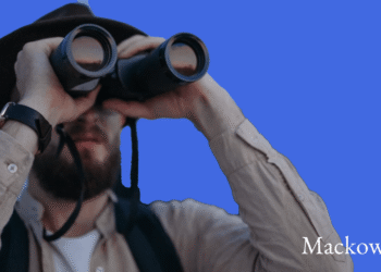 Strategisk ledelse mand kigger langt frem i sin kikkert