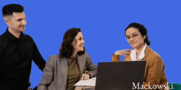 Systemisk coaching 2 kvinder og en mand ved et computerbord