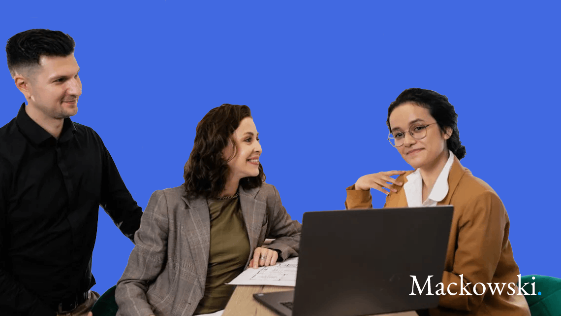 Systemisk coaching 2 kvinder og en mand ved et computerbord