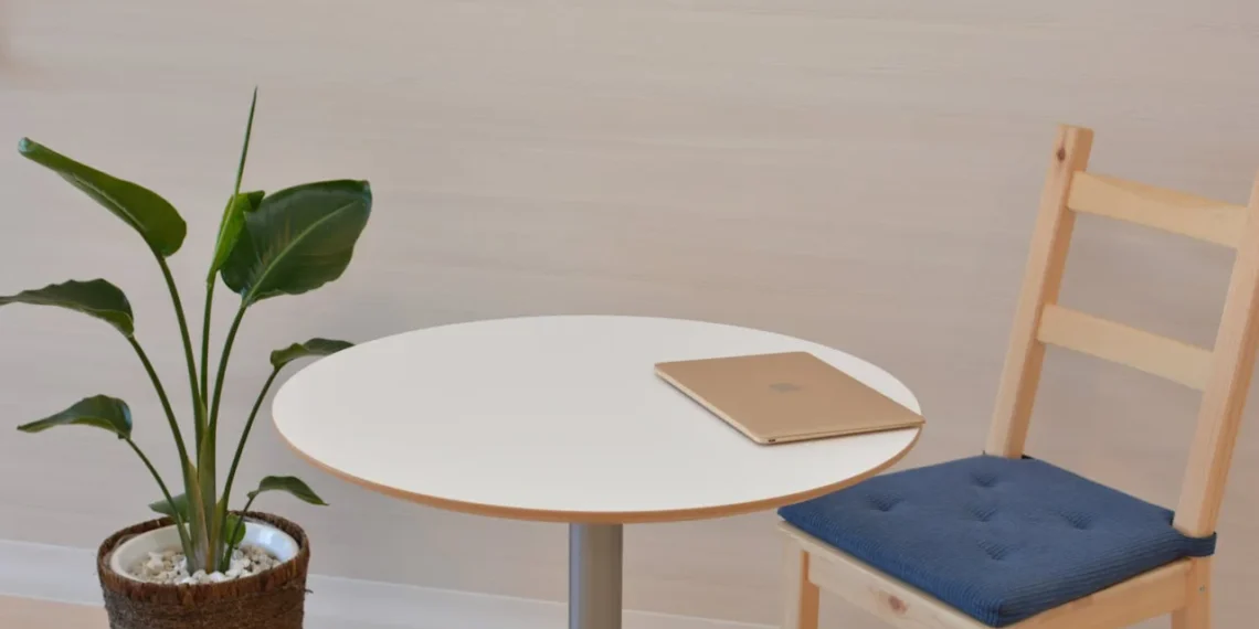 bord og stol og guldfarvet MacBook Pro som udtryk for værditilbud