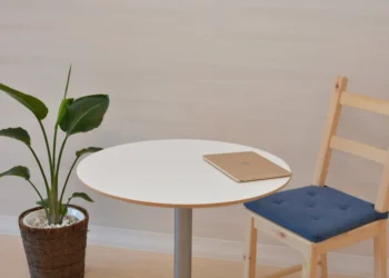 bord og stol og guldfarvet MacBook Pro som udtryk for værditilbud