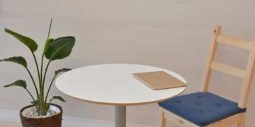 bord og stol og guldfarvet MacBook Pro som udtryk for værditilbud