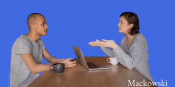 jobsamtale kvinde interviewer mandlig kandidat infobillede