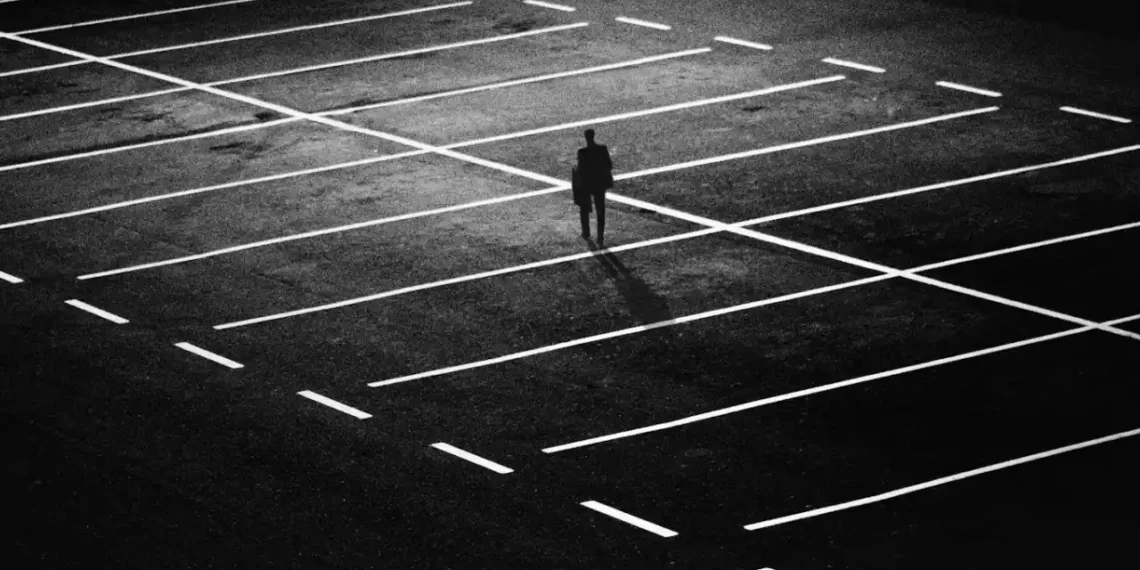 Mand går på tom p-plads og mangler anerkendelse.