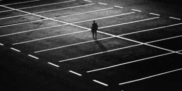 Mand går på tom p-plads og mangler anerkendelse.