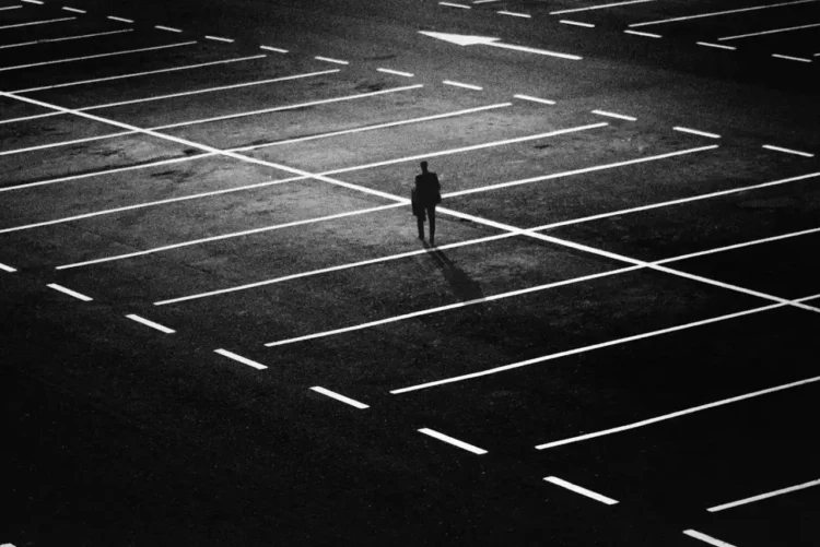 Mand går på tom p-plads og mangler anerkendelse.