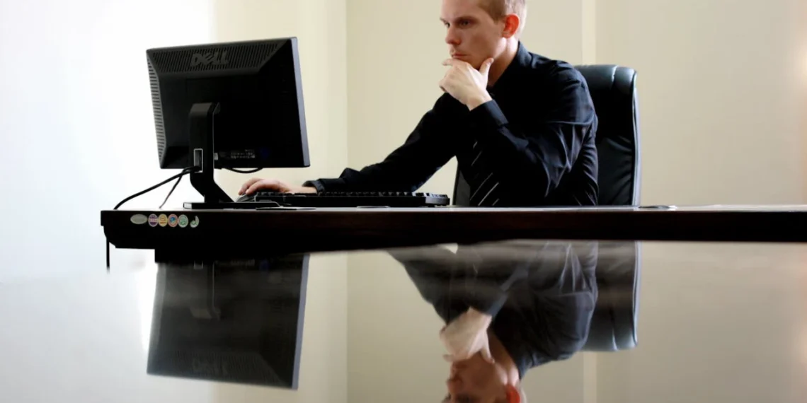 mand sidder koncentreret på enmandskontor som i lederskab